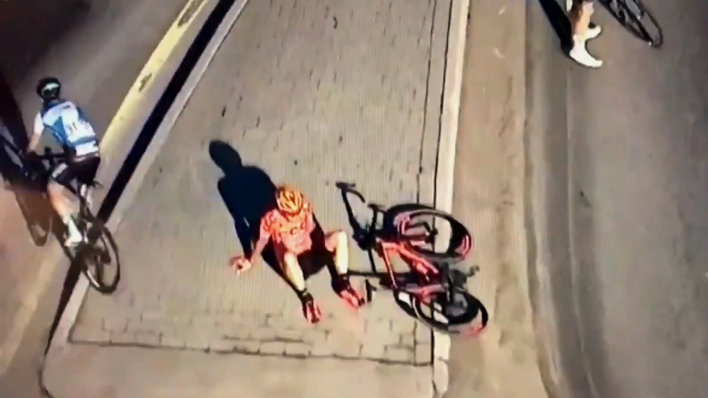Vidéo : Un cycliste simule un crash pour se reposer