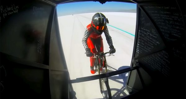 Denise Mueller-Korenek breekt snelste fiets record